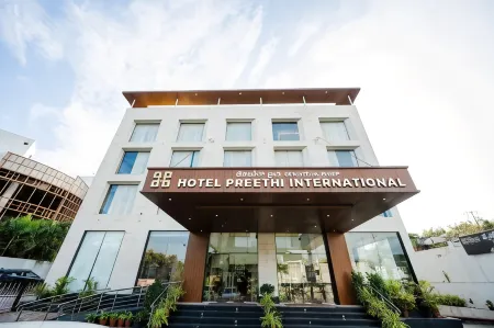 Hotel Preethi International Отели рядом с достопримечательностью «Чамунди Хилл»