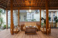 Dalem Jongke by Ubu Villa - 9 Bedrooms Villa in Yogyakarta Các khách sạn ở Sendangadi