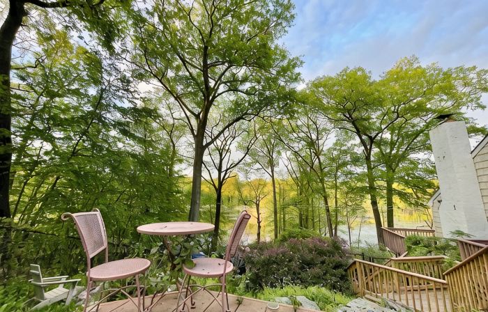 Enchanting Lake front chalet with backyard and fire pit. Dog friendly.