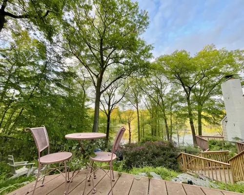 Enchanting Lake front chalet with backyard and fire pit. Dog friendly. Hotels in Kent
