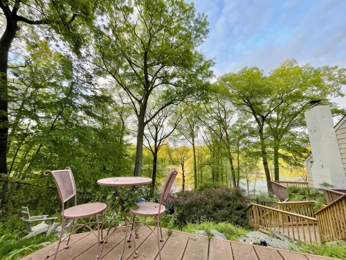 Enchanting Lake front chalet with backyard and fire pit. Dog friendly.