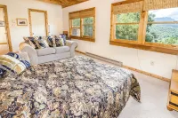 Cozy 3 level cabin in charming Banner Elk. Stunning views and central location.