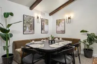 Stylish 3B 2B house with Yoga room, sauna, hot tub, pool, & patio-sleeps 9 - Private Pools