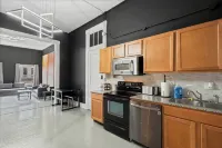 Spacious Luxury Black Downtown Apartment - Minutes from WEC! - Wifi