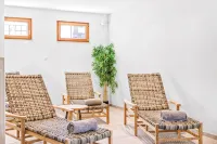 Cozy top floor studio with pool & sauna - 民宿