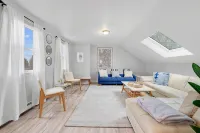 FULLY RENOVATED apt w/water views and deck near beach& marina - Wifi