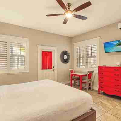 Key West Style Cottage - with pool/hot-tub Rooms