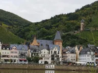 Newly renovated comfortable apartment with a view of the Moselle Hotéis em Zell