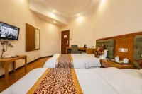 HOLLY'S  HOSTEL