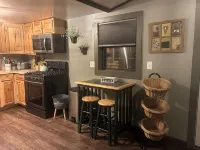 Feisty Ranch Farm Retreat - Private and charming 2-bedroom on 15 acres - 2성급