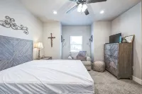 Mins to Granbury Medical Ctr-2 Blocks to Lake-Stunning Kitchen-Firepit - Pools