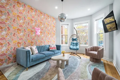 Retro Disco Cowboy Fun, Walk to Wrigley, Restaurants/Bars! 15 mins to downtown! - Bungalows