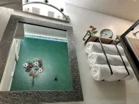Charming tiny house in lovely Lowell with AC, WiFi, fenced in private space - 3성급