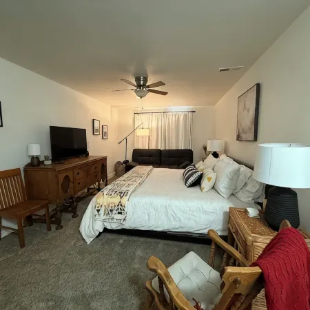 Lake Front Condo - You’ll never want to leave! Licensed. Air conditioned.