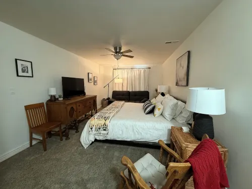 Lake Front Condo - You’ll never want to leave! Licensed. Air conditioned.