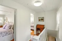 Coastal Cabin - Downtown Historical Log Home