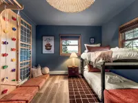 New 4BR Luxe Getaway Stunning Views/ Hot Tub/ Home Theater & Games- Pet Friendly 貝利住宿飯店