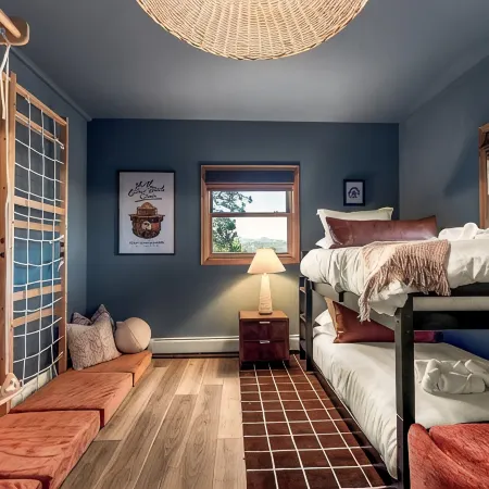 New 4BR Luxe Getaway Stunning Views/ Hot Tub/ Home Theater & Games- Pet Friendly Отели в г. Бейли