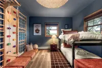 New 4BR Luxe Getaway Stunning Views/ Hot Tub/ Home Theater & Games- Pet Friendly
