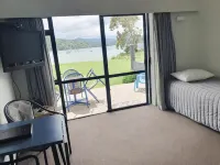 Bay Vista Waterfront Motel Hotels in 