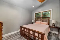 Little Miami Riverfront 3-bedroom house one bedroom in a tree house. - 4-Star