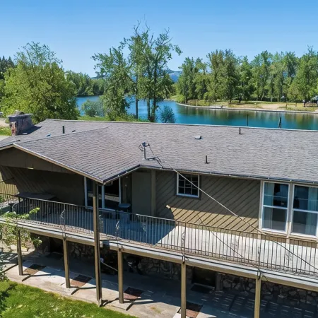 Discover St. Maries charm in our spacious 3-bedroom retreat