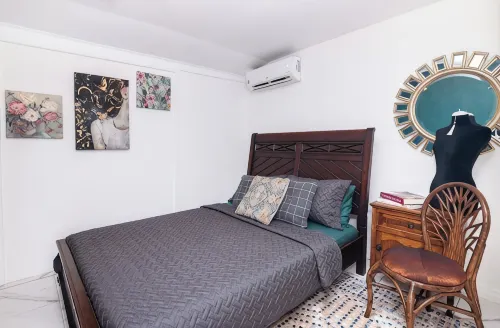 Charming and cozy studio in Saint James with AC and WiFi.