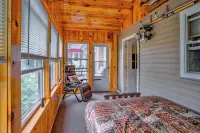Spacious 5 Bedroom Cabin Riverfront/Black Lake Access