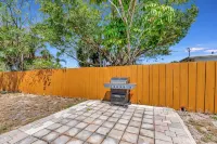 Pet Friendly Lake Worth Beach Cottage Sleeps 6+ Fenced Yard - 3-Star