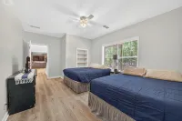 Game Room, Quiet Cove & Dock!  Lakefront! Sleeps 16
