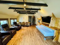 The Bee Hive - Heart of Friday Harbor - 2BR Condo, WiFi, AC, Walk to Everything! - WiFi