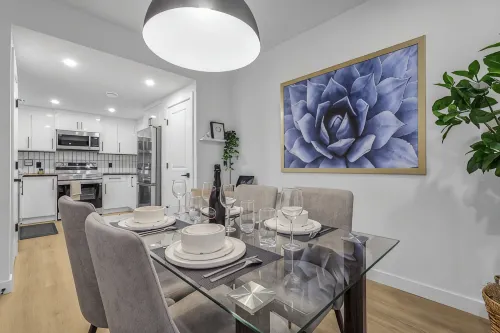 Luxury : Cozy| Modern| Clean| Spacious| easy Access to major routes in Calgary - Daireler