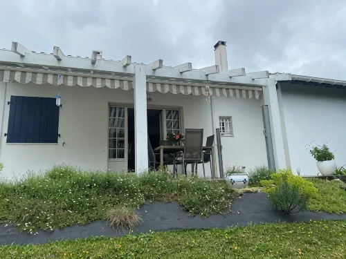 Single-storey house 2 kms from the beach, close to shopping centers