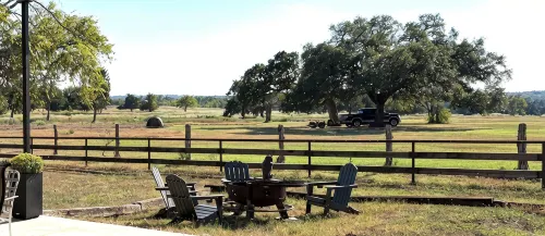Gruenfelden Farms-1860's restored farmhouse- hilltop views; 10 min to Round Top; - Homestays