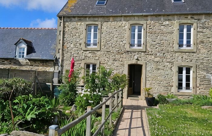 Stone house 600 m from the sea with garden and terrace.
