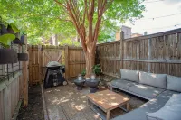 Unique renovated townhouse with private backyard - บังกะโล