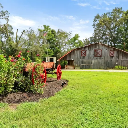 2 Bd Cabin, Hot Tub, Utk/Neyland, Smokys, 16Acres, FP, Arcade, Fishing