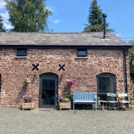 Cosy 2 bed barn in Bannau Brycheiniog national park, with outdoor patio. Отели в г. Брекон