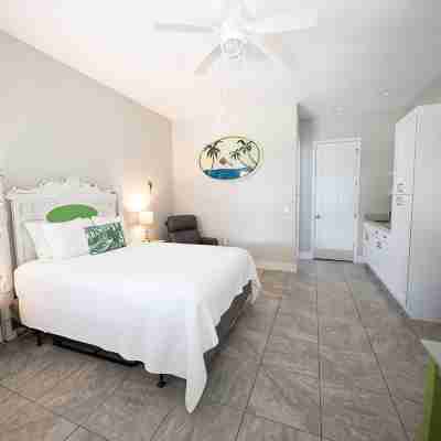 Key West Style Cottage - with pool/hot-tub Rooms