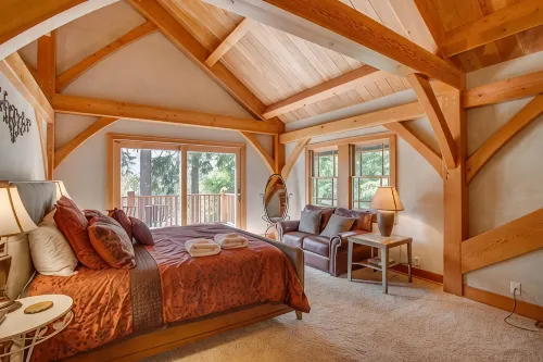 Snowgrass Lodge - Luxury timber lodge, riverfront, mountain views, hot tub