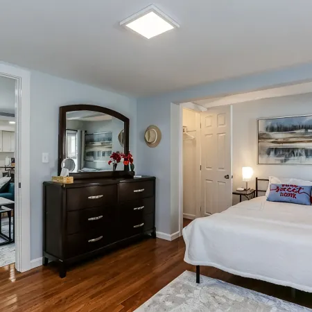 2 BEDROOM APARTMENT IN BRISTOL NEAR PLAINVILLE