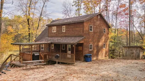 Lakeside Cabin: Private Dock - Canoe & Kayaks - HotTub -PetFriendly -Arcade Game
