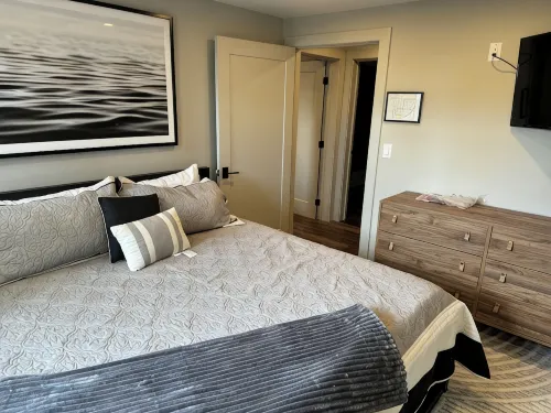 GRAND TRAVERSE GETAWAY Downtown luxury condo 3 blocks from the beach, sleeps 16. - 4 ดาว
