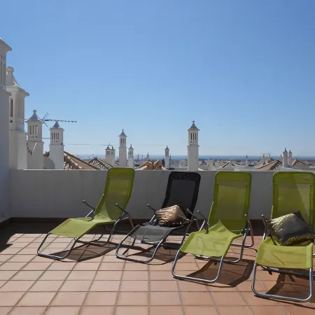2 bedroom top floor apartment, swimming pool, Air-Con.