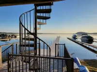 New-First Floor Lakefront, 160 ft Dock, 2 Minutes to Browns Beach & Restaurants! فنادق في مالتا