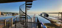 New-First Floor Lakefront, 160 ft Dock, 2 Minutes to Browns Beach & Restaurants!