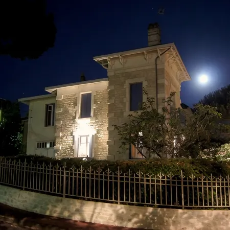 Villa in Royan Park, 15 pers. - 200m from beach - 400m from shops/station.