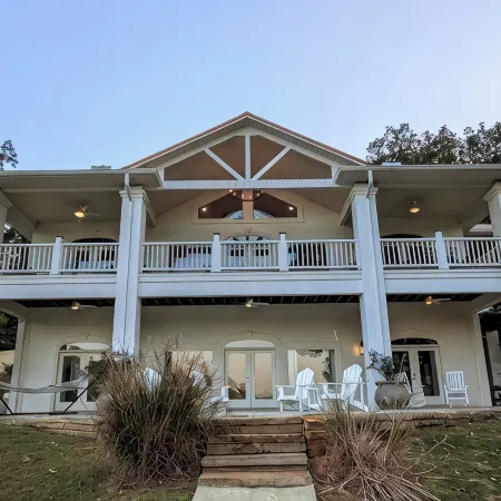 900ft of water frontage: Private Spacious Luxury Waterfront Point @ Smith Lake!