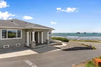 Stunning Oceanfront Property!  Newly Remodeled home with Incredible VIEWS - 3 ดาว