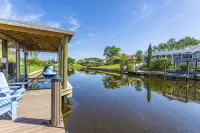 Serenity Waterfront 4Br w/ Private Dock, Heated Pool & Relaxing Hot Tub - Jacuzzi